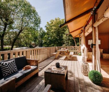 Terrasse en bois avec salon extérieur et store dans Slow Village Pornic