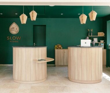 Accueil intérieur avec deux comptoirs en bois dans le Slow Village Pornic