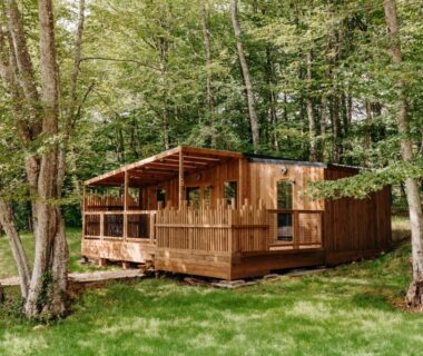 Terrasse dans la forêt avec mobil-home en bois au Slow Village Séveilles Périgord