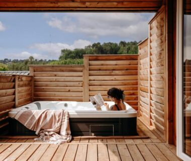 Terrasse avec jacuzzi et vue sur la campagne au Slow Village Séveilles Périgord