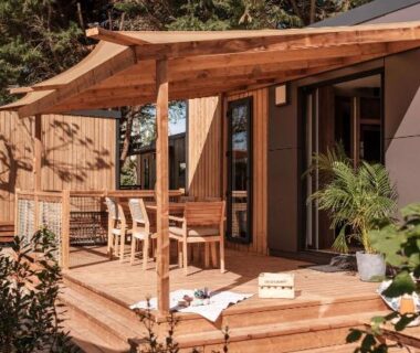 Terrasse en bois avec table et chaises au Slow Village Séveilles – Périgord