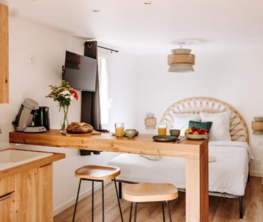 Séjour avec kitchenette et lit dans le Slow Village Séveilles – Périgord