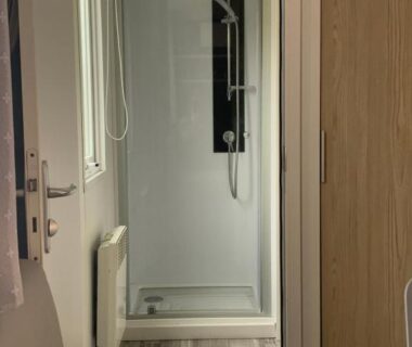 Salle d'eau avec cabine de douche dans l'hébergement Soleil Luna