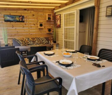 Terrasse couverte avec table dressée au camping Soleil Luna