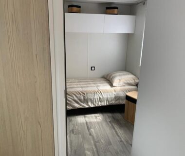 Chambre avec lit simple et rangement dans l'hébergement Soleil Luna