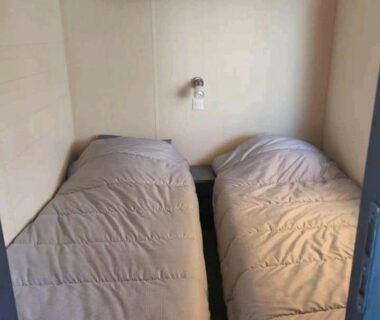 Chambre avec deux lits simples et étagère murale dans le mobil-home Sophie Mobil-home 201