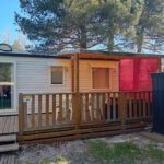 Terrasse en bois avec store rouge au mobil-home Sophie Mobil-home 201