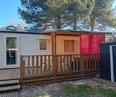 Terrasse en bois avec store rouge au mobil-home Sophie Mobil-home 201
