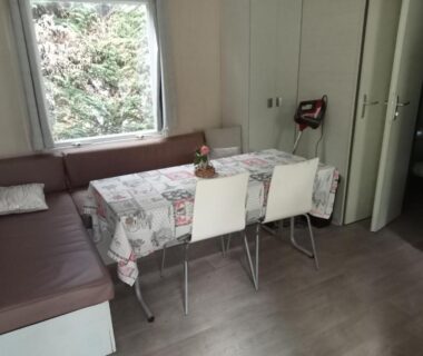 Intérieur avec table et banquette dans le mobil-home Sophie Mobil-home 201