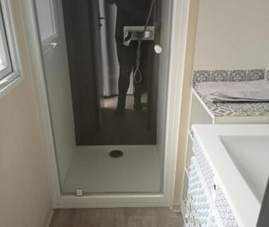 Salle de bain avec cabine de douche et lavabo dans le mobil-home Sophie Mobil-home 201