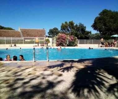 Piscine extérieure avec baigneurs au camping Sophie Mobil-home 201