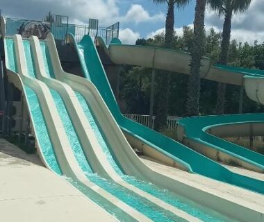 Piscine et toboggans dans le camping Sous les Pins