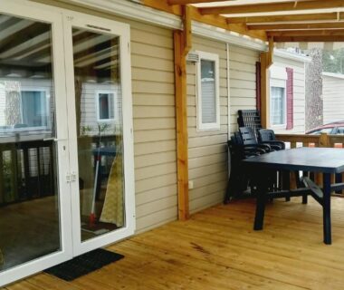Terrasse du mobil-home avec table et chaises du Sous les Pins