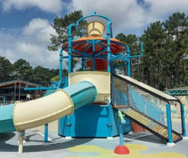 Aire de jeux aquatique avec toboggans au camping Sous les Pins