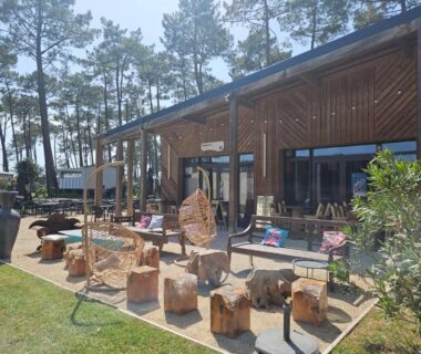 Terrasse extérieure avec mobilier en bois au camping Sous les Pins
