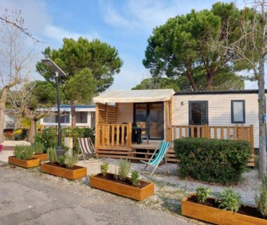 Terrasse et mobilhome avec chaises au Spacieux mobilhome climatisé 4 P au GRAU du Roi en Camargue