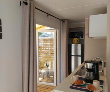 Terrasse et coin cuisine ouverts du Spacieux mobilhome climatisé 4 P au GRAU du Roi en Camargue