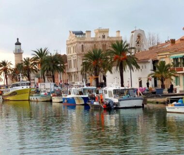 Quai avec bateaux et palmiers au Spacieux mobilhome climatisé 4 P au GRAU du Roi en Camargue