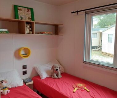 Chambre avec deux lits et peluches dans le Spacieux mobilhome climatisé 4 P au GRAU du Roi en Camargue