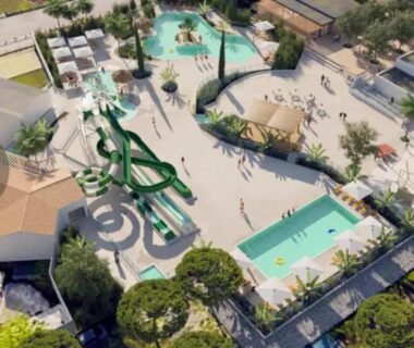 Camping avec aire aquatique et toboggans au Spacieux mobilhome climatisé 4 P au GRAU du Roi en Camargue