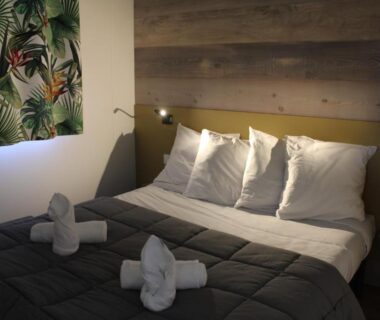 Chambre double avec lit oreillers et serviettes au Studiotel premium 2 personnes
