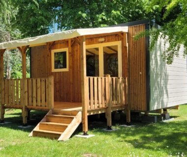 Terrasse en bois sur pelouse devant mobil-home au Studiotel premium 2 personnes