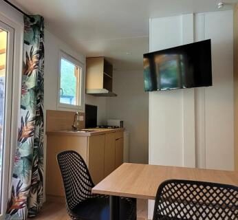 Intérieur avec kitchenette table et chaises du Studiotel premium 2 personnes