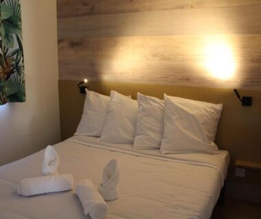 Chambre avec lit double coussins et serviettes dans le Studiotel premium 2 personnes