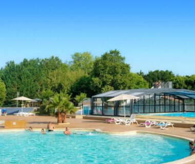 Piscine extérieure avec transats et abri de piscine au Stunning Stacaravan In Aureilhan