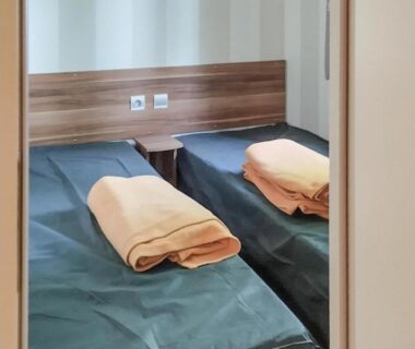 Intérieur chambre avec deux lits simples et serviettes dans le Stunning Stacaravan In Aureilhan