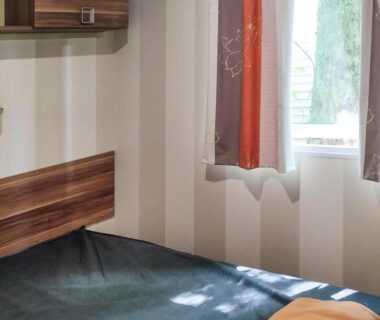 Chambre avec lit et fenêtre dans le Stunning Stacaravan In Aureilhan