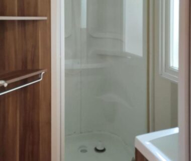 Salle de douche avec cabine et lavabo dans le Stunning Stacaravan In Aureilhan