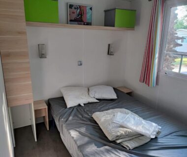Chambre avec lit double dans le mobil-home du Sun Sea camping le Bosc