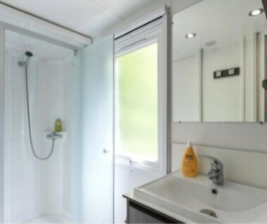 Salle de bains avec cabine de douche au Sun Sea camping le Bosc