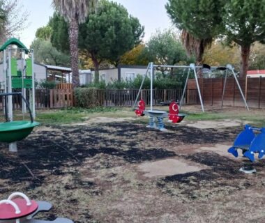 Aire de jeux avec balançoires et jeux à ressort au camping Sun Sea le Bosc