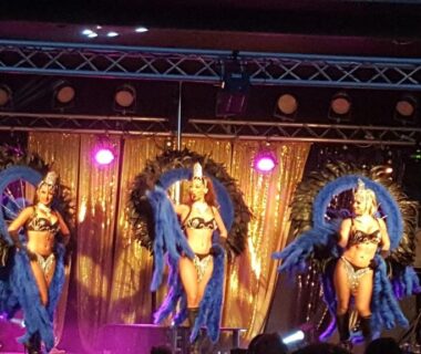 Scène avec danseuses en costumes au Sun Sea camping le Bosc