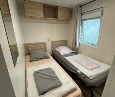 Chambre avec deux lits simples dans le Super Mobil Home Tout confort 6 personnes