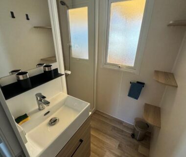 Salle de bain avec lavabo, douche et fenêtre du Super Mobil Home Tout confort 6 personnes