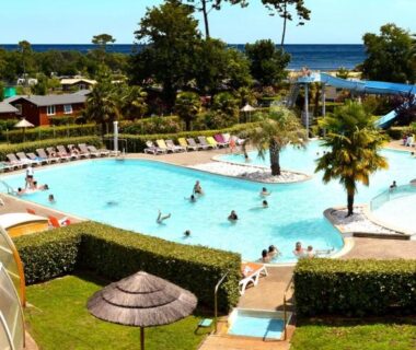 Piscine extérieure et transats face à la mer au Super Mobil Home Tout confort 6 personnes