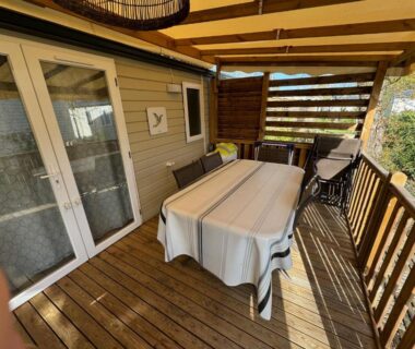Terrasse couverte avec table et chaises dans le Super Mobil Home Tout confort 6 personnes