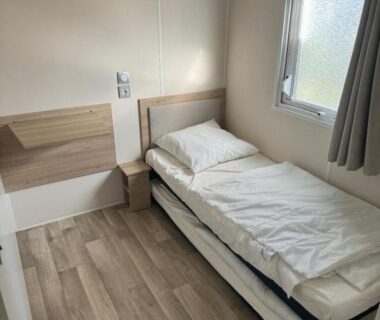 Intérieur chambre avec lit gigogne et rangement du Super Mobil Home Tout confort 6 personnes