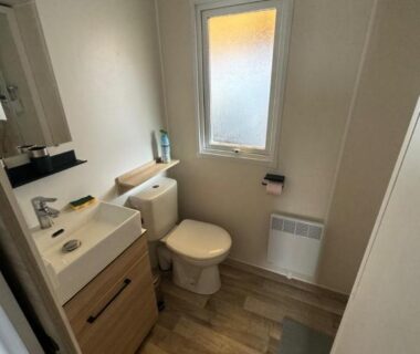 Salle de bains avec lavabo et WC du Super Mobil Home Tout confort 6 personnes