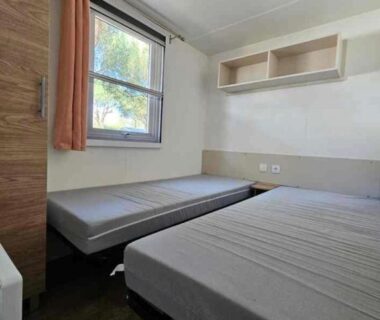 Chambre avec deux lits simples et fenêtre dans le Superbe Mobil home 6-8 personnes (57)