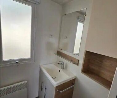Salle d'eau avec lavabo et miroir du Superbe Mobil home 6-8 personnes (57)
