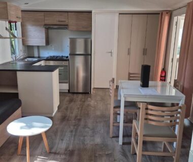 Séjour avec cuisine équipée dans le Superbe Mobil home 6-8 personnes (57)