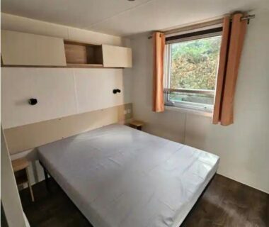 Chambre avec lit double et rangements dans le mobil home Superbe 6-8 personnes (57)