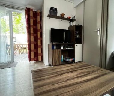 Séjour avec télévision climatisation et terrasse du Superbe Mobilehome 3 ch, climatisé tout confort