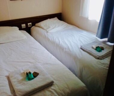 Chambre avec deux lits simples dans le Superbe Mobilehome 3 ch climatisé tout confort