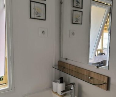 Salle de bain lavabo et miroir dans le Superbe mobil home 8 pers tout confort camping 4 étoiles