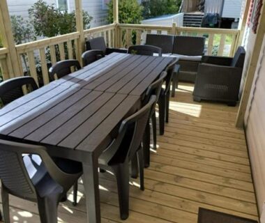 Terrasse couverte avec table et chaises du Superbe mobil home 8 pers tout confort camping 4 étoiles
